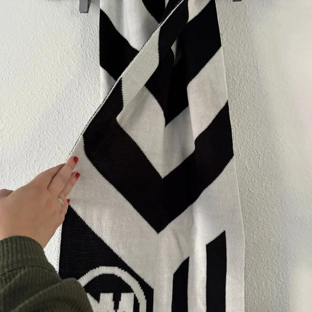 MK Chic Chevron Knit Michael Kors Logo Wrap Scarf Derby Modern Luxury LIKE NEW